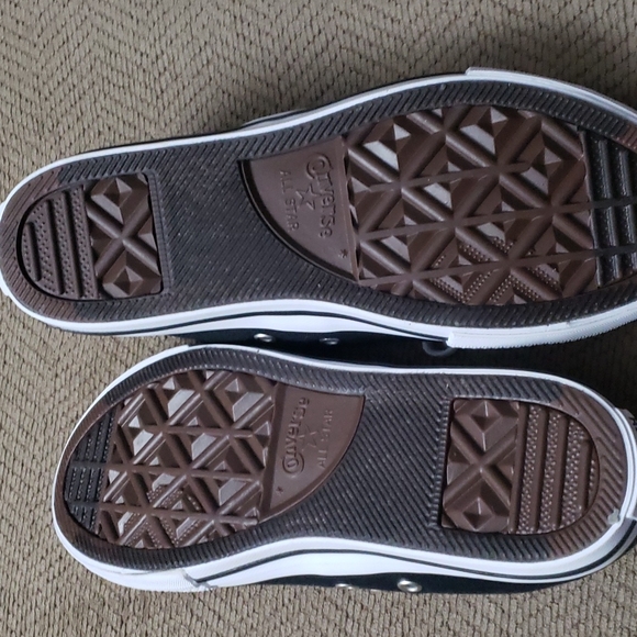Converse Youth size 3 with multiple colored tongue - Picture 7 of 9